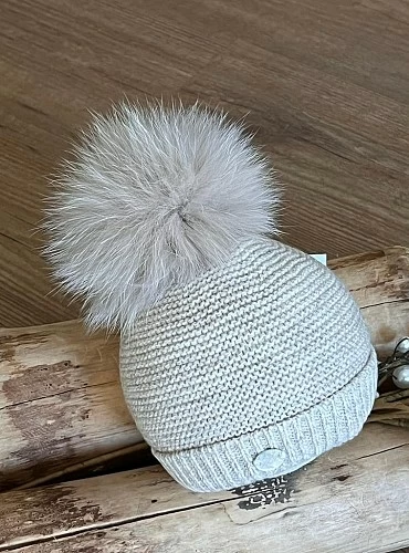 Chubby knit hat in various colors. It wears a natural fur pompom.