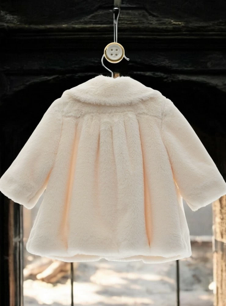 Conjunto abrigo y capota en pelo color beige. Unisex