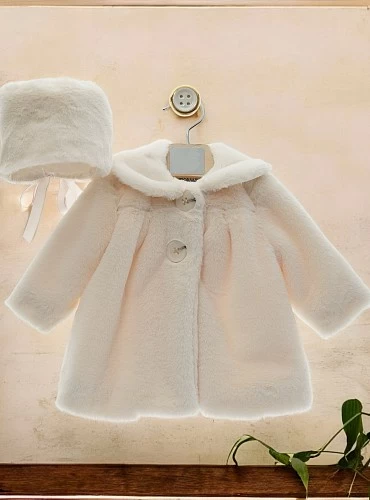 Conjunto abrigo y capota en pelo color beige. Unisex