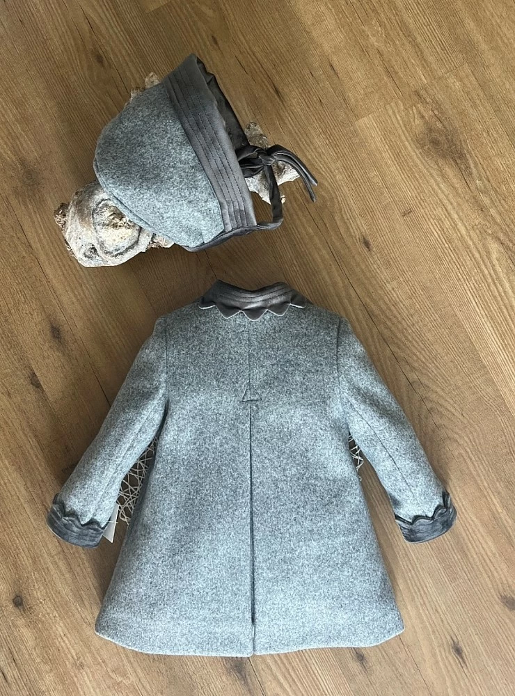 Conjunto Abrigo y capota modelo Inglés en paño gris