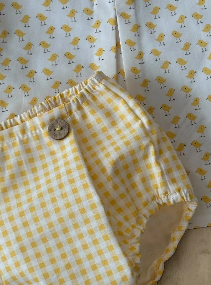 Conjunto amarillo para niño. pollitos