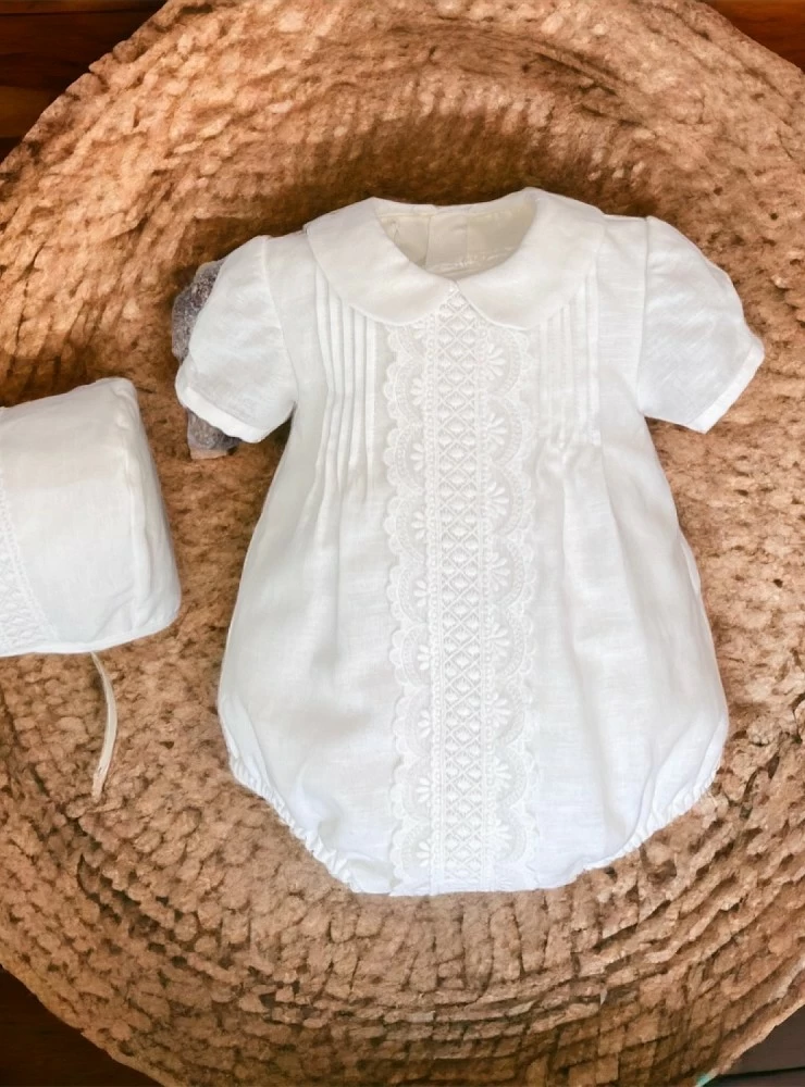 Conjunto Artesanal pelele y capota Colección Cielo