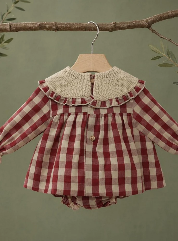 Conjunto bebé niña tres piezas blusa de cuadros, braguita y capota colección Guinda
