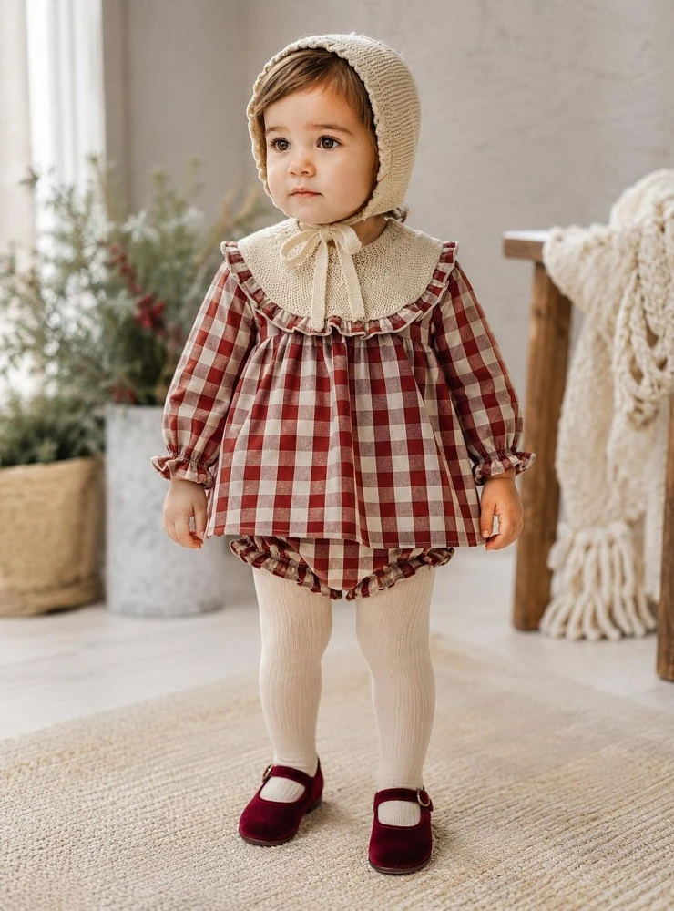 Conjunto bebé niña tres piezas blusa de cuadros, braguita y capota colección Guinda