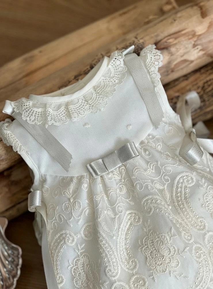 Conjunto de bautismo para niña con tres piezas.