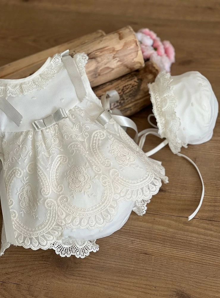 Conjunto de bautismo para niña con tres piezas.