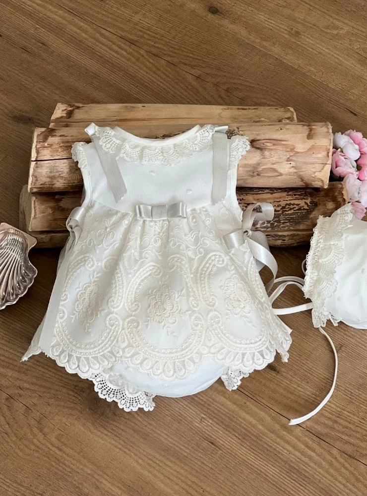 Conjunto de bautismo para niña con tres piezas.