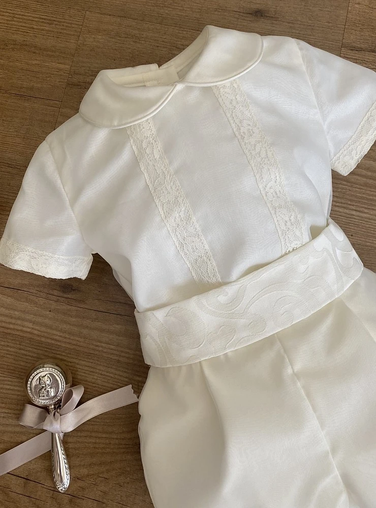 Conjunto de bautizo de tres piezas para bebé en color beige