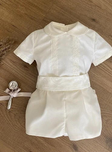 Conjunto de bautizo de tres piezas para bebé en color beige
