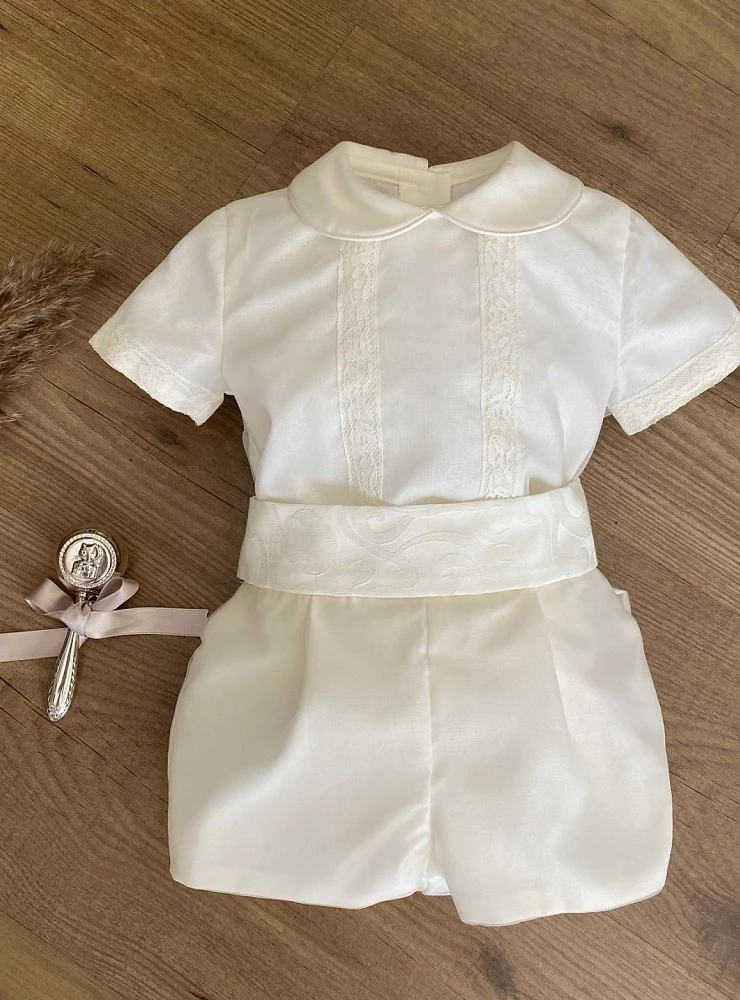 Conjunto de bautizo de tres piezas para bebé en color beige