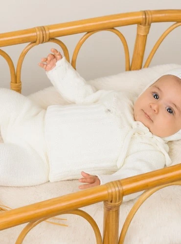 Conjunto de bautizo unisex de punto beige con capota para bebé