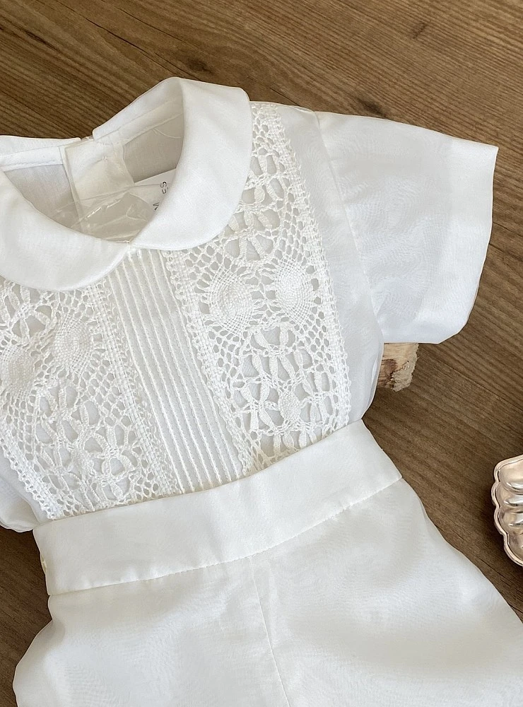 Conjunto de blusa y pantalón corto para bebé en organza beige