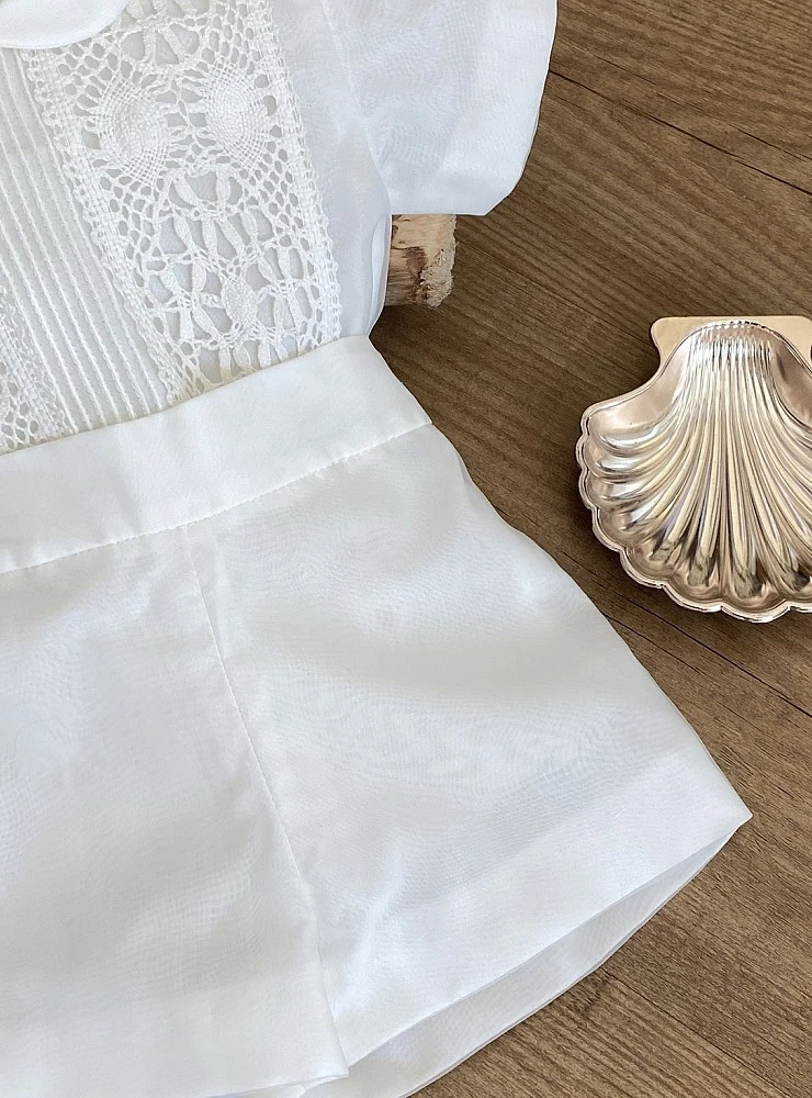 Conjunto de blusa y pantalón corto para bebé en organza beige