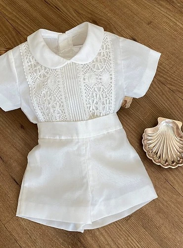 Conjunto de blusa y pantalón corto para bebé en organza beige