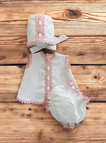 Conjunto de ceremonia para bebé de lino con capota beige y rosa