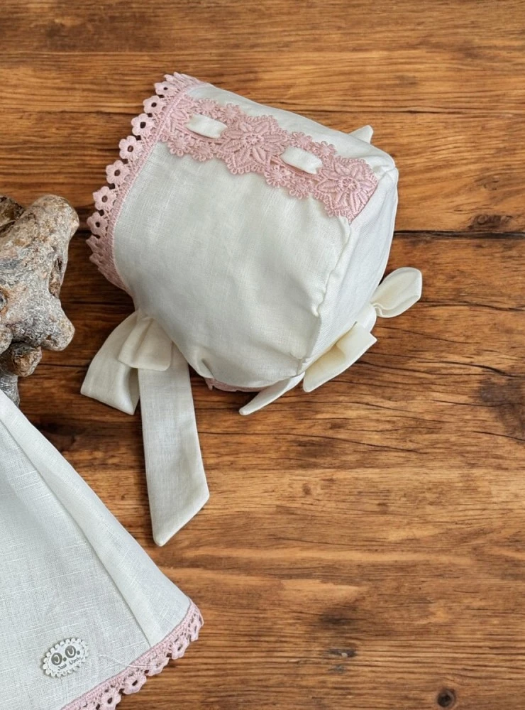 Conjunto de ceremonia para bebé de lino con capota beige y rosa