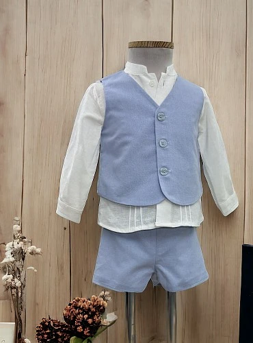 Conjunto de ceremonia para niño de tres piezas beige y celeste