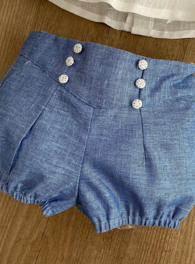 Conjunto de niño. Blusa y bombacho blanco y azul jeans