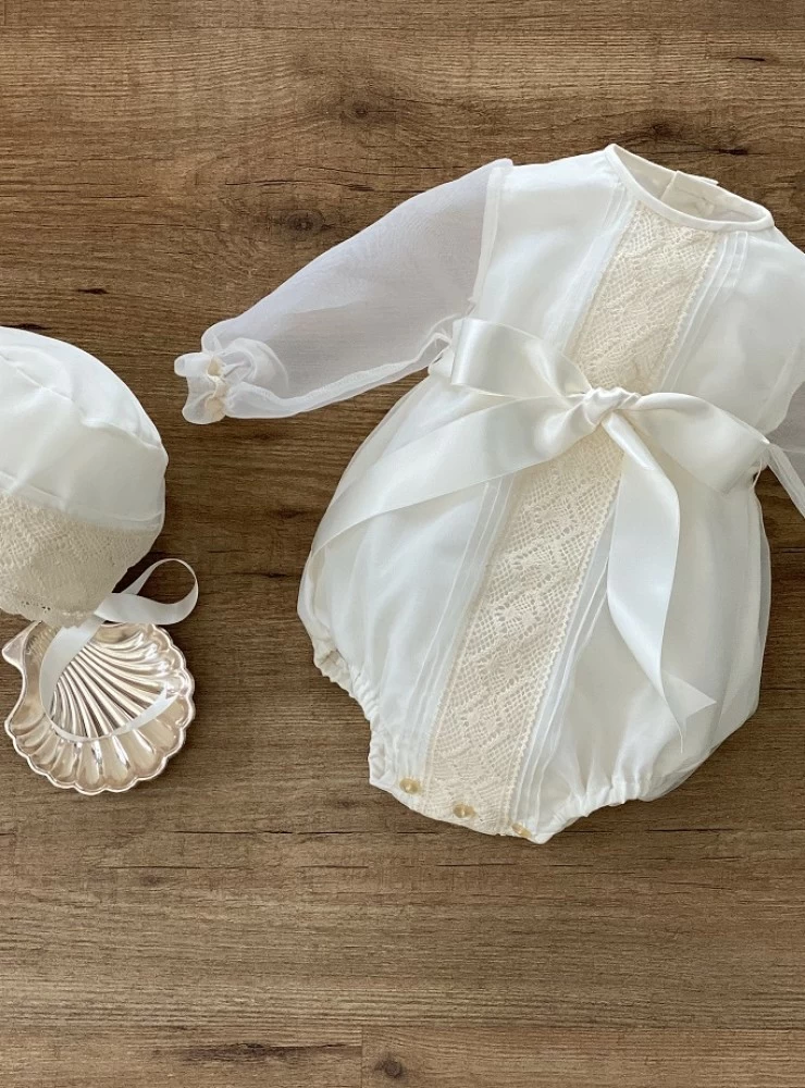 Conjunto de pelele y capota de organza Beige. Varias talla