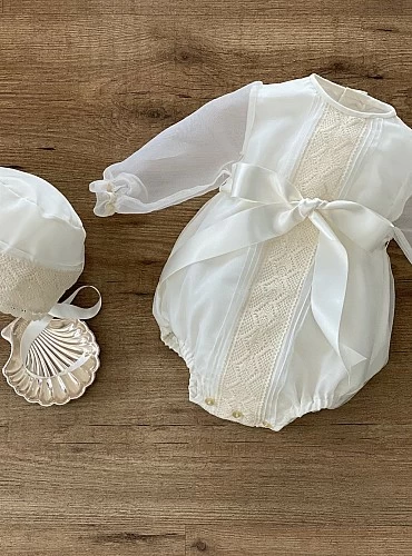 Conjunto de pelele y capota de organza Beige. Varias talla