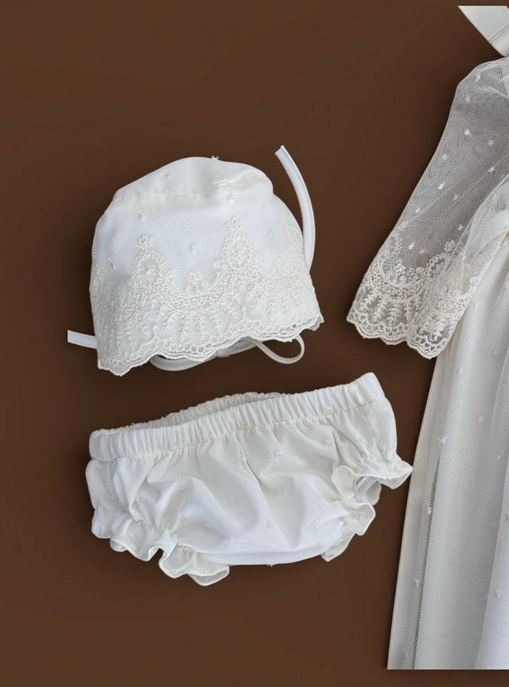 Conjunto de tres piezas unisex. Faldón con capota y braga colección Fantasía