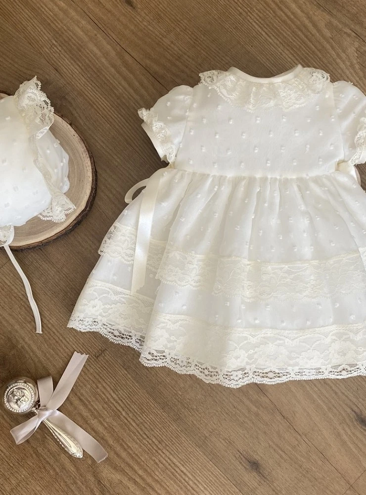 Conjunto de vestido y capota de bautizo para bebé en plumeti de gasa