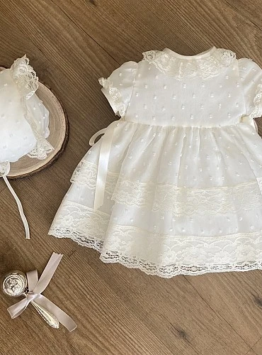 Conjunto de vestido y capota de bautizo para bebé en plumeti de gasa