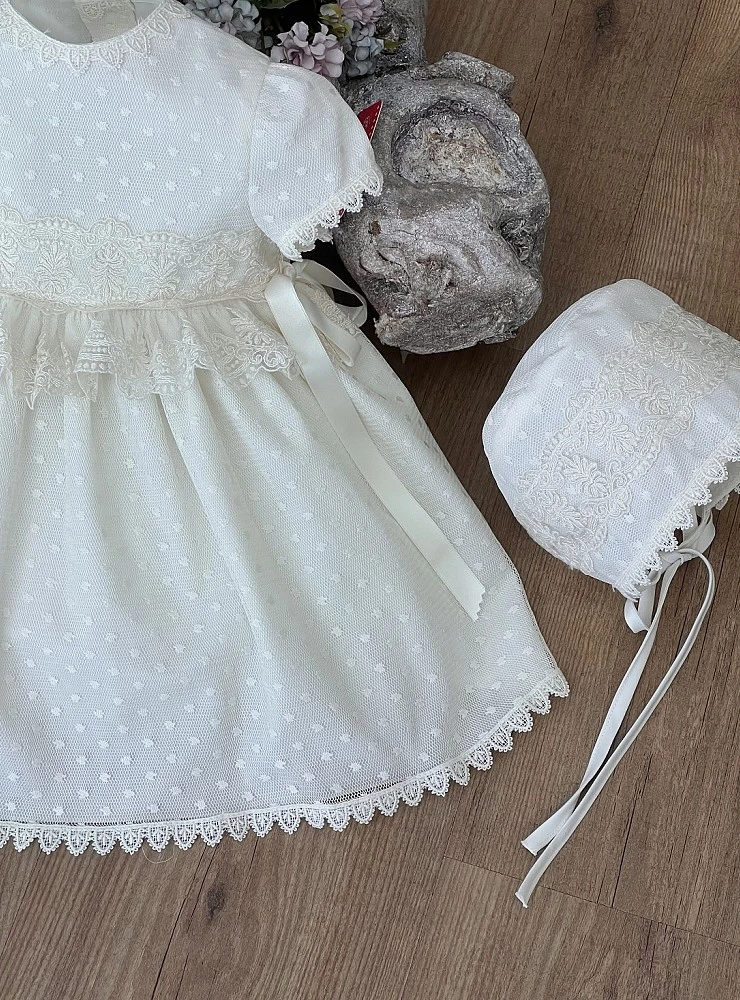 Conjunto de vestido y capota de ceremonia para bebé en tul beige