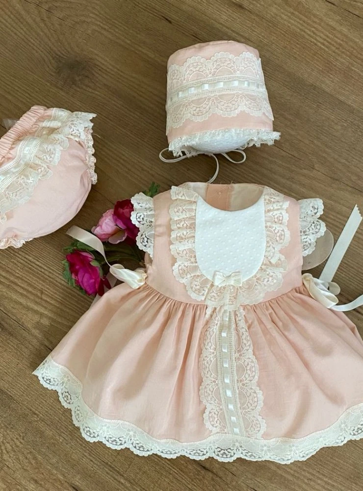 Conjunto de vestido y capota para bebé en rosa y beige