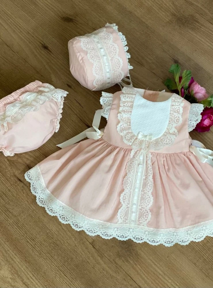 Conjunto de vestido y capota para bebé en rosa y beige