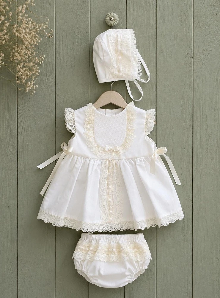 Conjunto de vestido y capota para bebé en rosa y beige