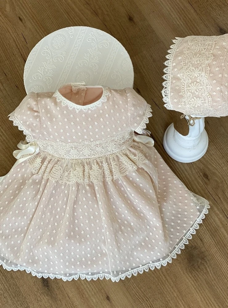 Conjunto de vestido y capota para bebé en rosa y beige
