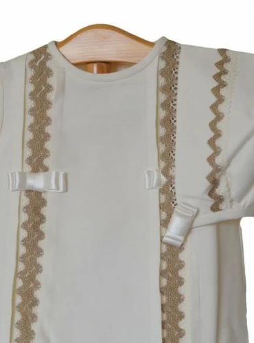 Conjunto de viella beige con puntilla de bolillos camel