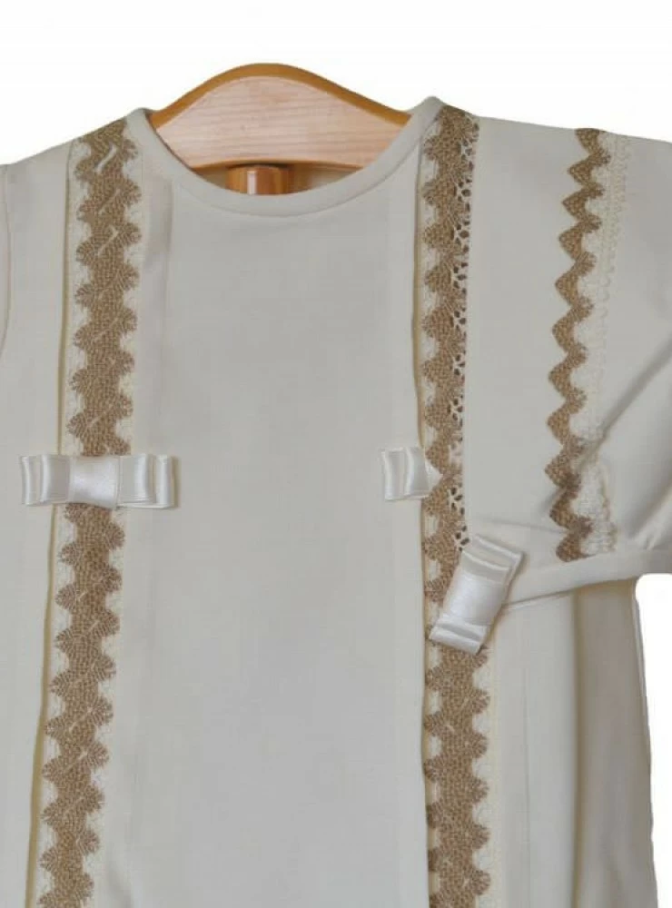 Conjunto de viella beige con puntilla de bolillos camel