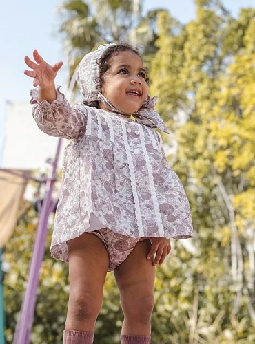 Conjunto para niña de tres piezas Colección Flores José Varón