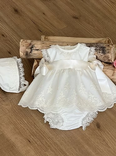 Conjunto para niña de tres piezas. Organza Bordada.