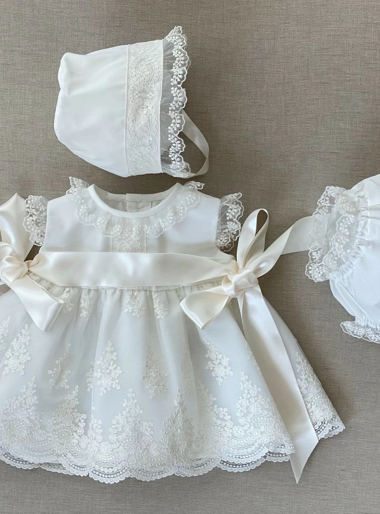 Conjunto para niña de tres piezas. Organza Bordada.