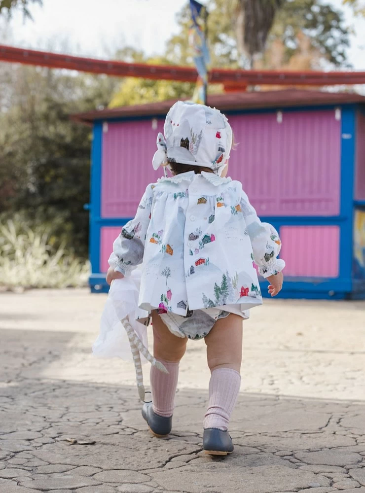 Conjunto para niña estampado casitas de José Varón