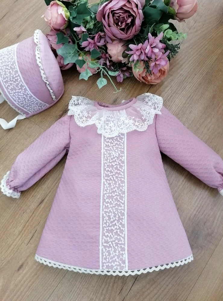 Conjunto para niña hecho a mano. Vestido y capota. Dos colores