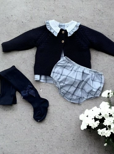 Conjunto para niña. Jesusito y braga con sus complementos a juego