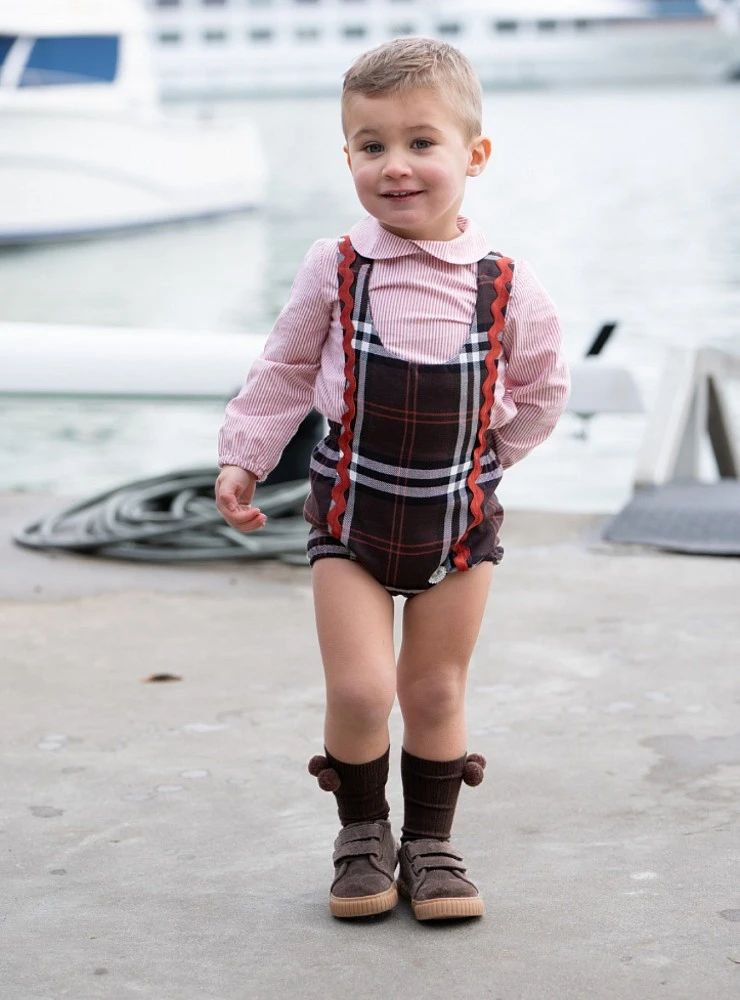 Conjunto para niño colección Bellota con peto y blusa en tonos marrón y teja
