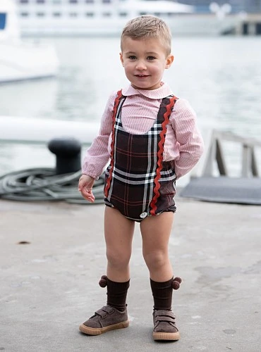Conjunto para niño colección Bellota con peto y blusa en tonos marrón y teja