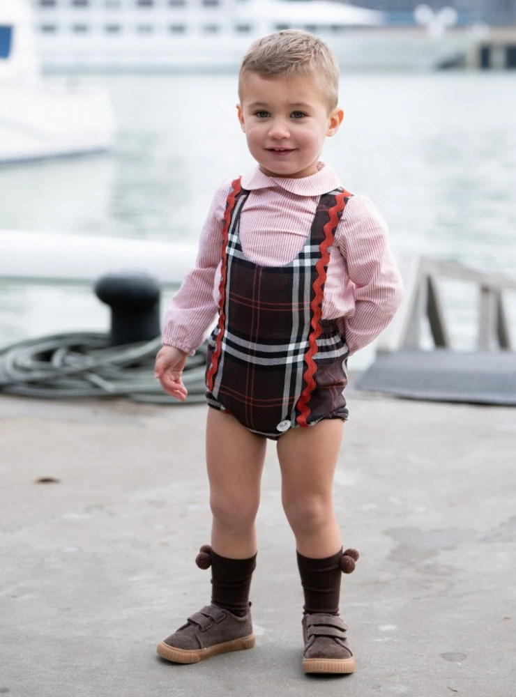Conjunto para niño colección Bellota con peto y blusa en tonos marrón y teja