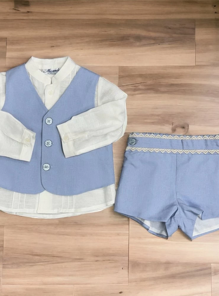 Conjunto para niño de tres piezas beige con celeste.