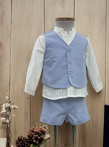 Conjunto para niño de tres piezas beige con celeste.