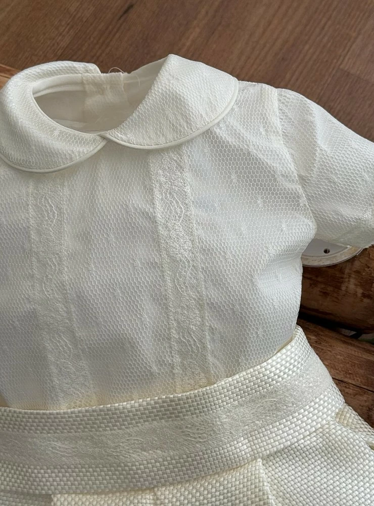 Conjunto para niño de tres piezas para Bautizo. color beige