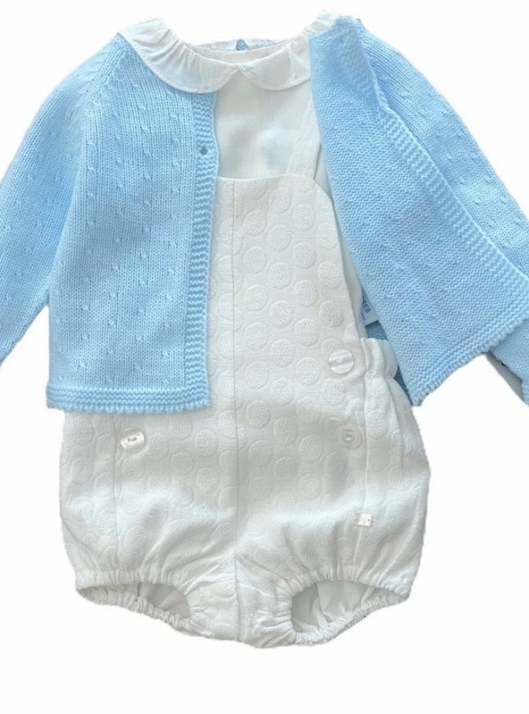 Conjunto para niño de tres piezas. Celeste y crudo.