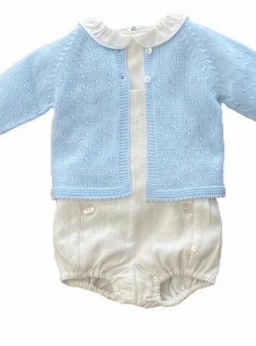 Conjunto para niño de tres piezas. Celeste y crudo.