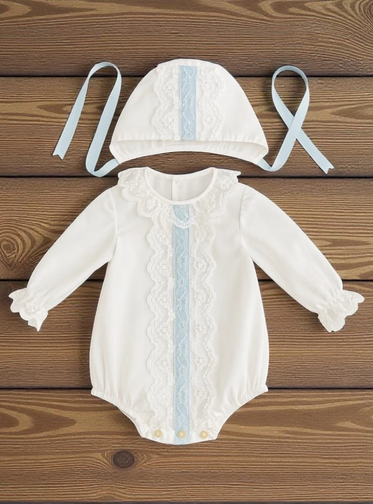 Conjunto para niño pelele y capota en lino blanco y celeste