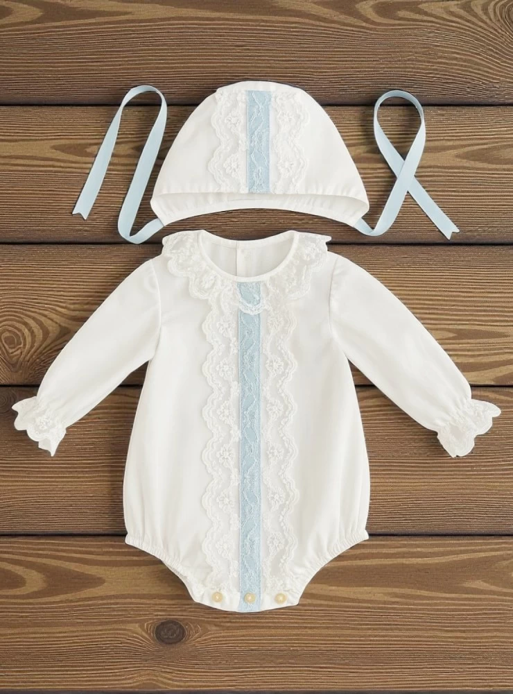 Conjunto para niño pelele y capota en organdí blanco y celeste